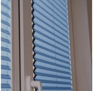 plisuotų žaliuzių valdymas