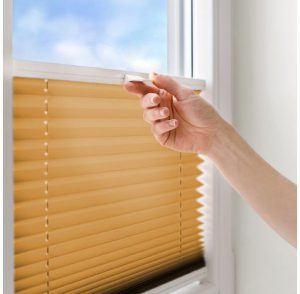 Plisuotos žaliuzės, valdymas rankenėle Dextera