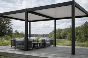 LEVANTE 6X4 prie ezero